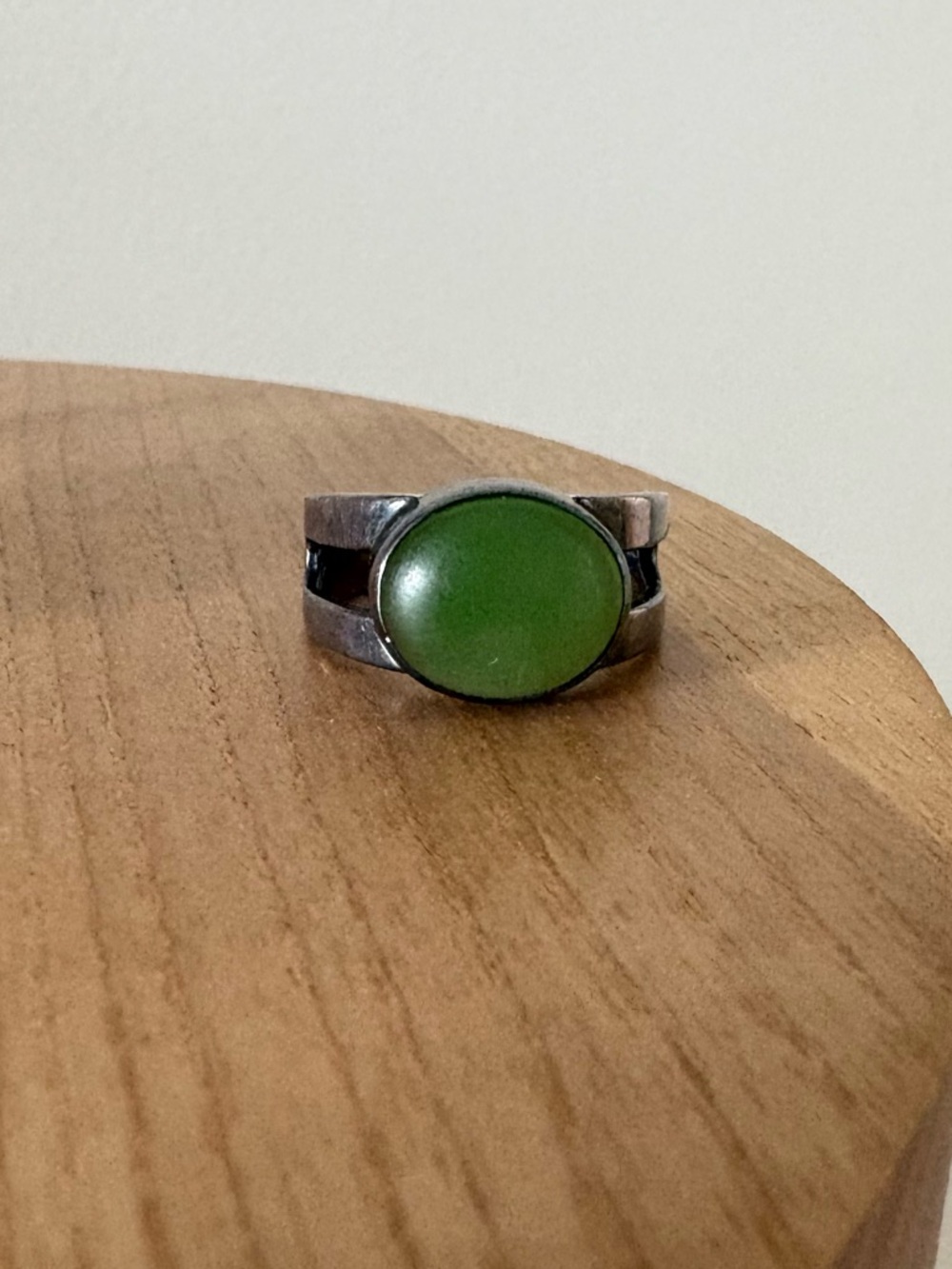 Vintage Sterling Green Gemstone Ring - Picture 5 of 8